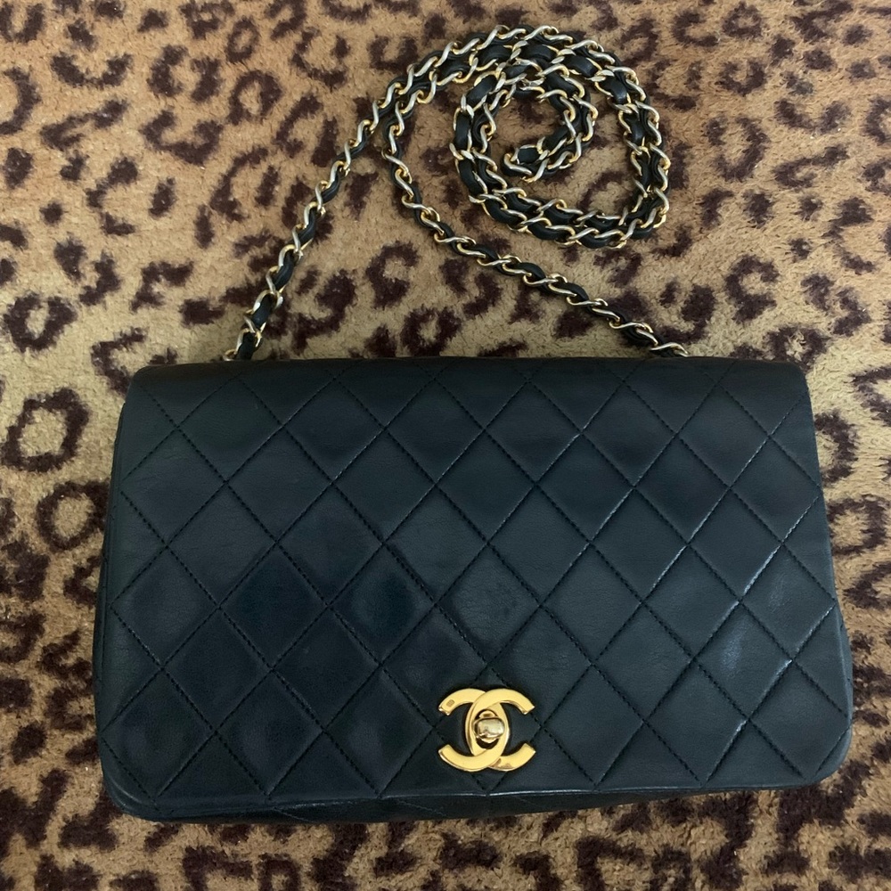 🖤 Gorgeous vintage Chanel lambskin single flap crossbody bag